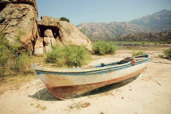 Rural landscape with old fishing boat on the dry land of beach,  lake Bafa, rural Turkey. — Stock Photo, Image