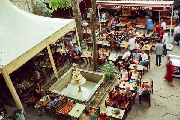 Crowd of people drinking coffee in outdoor cafe in popular touristic area of turkish capital — Stockfoto