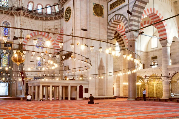 Betende Menschen im historischen Inneren der berühmten suleymaniye-Moschee — Stockfoto