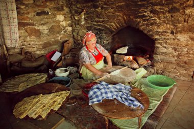 Yaşlı kadın geleneksel fırında tavuklu yemek rustik taş fırın eski Türk Köyü pişirme 