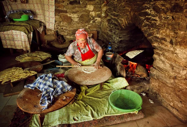 Traditional tableside preparation of Gozleme turkish meal in a village restaurant — Stock Photo, Image