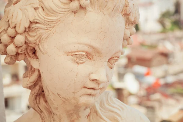 Cabeça de mármore branco de mulher jovem. Cópia da escultura antiga rústica — Fotografia de Stock