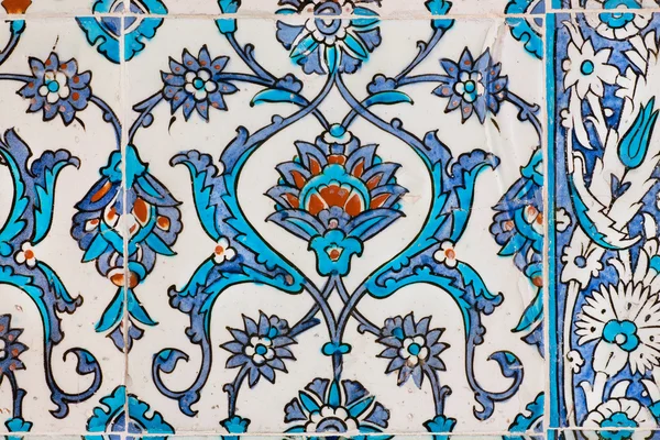 Padrão de azulejos de cerâmica vintage na parede do histórico palácio Topkapi, Istambul . — Fotografia de Stock