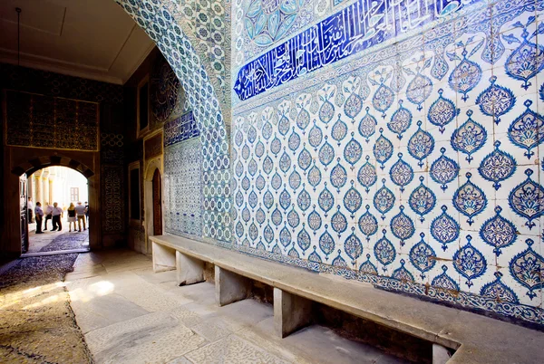 Patrones en paredes de baldosas de cerámica dentro del palacio real del famoso palacio Topkapi, Turquía — Foto de Stock