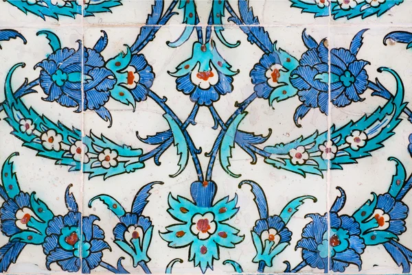 Kolorowe kwiaty na wzorach na XVI-wieczne kafelki w stylu osmańskim, — Zdjęcie stockowe