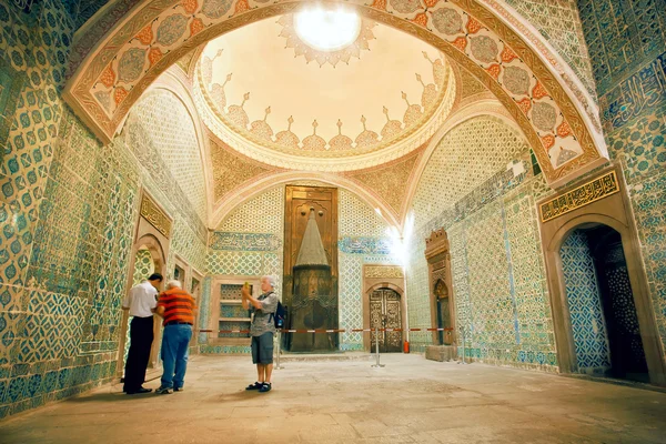 People watching fantastic interior of royal Topkapi palace with colorful tiles, Turkey — Stok fotoğraf