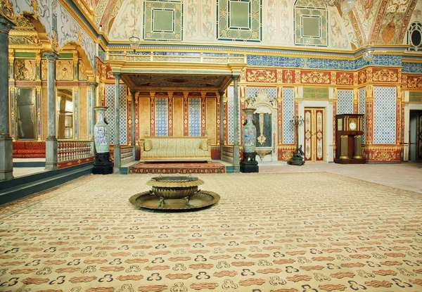 Sala Imperial y el trono del Sultán con el interior histórico del palacio de Topkapi, Patrimonio de la Humanidad por la UNESCO — Foto de Stock