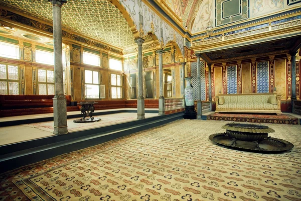 Columns in great Imperial Hall with the throne of Sultan in Topkapi palace, UNESCO World Heritage Site — Stok fotoğraf