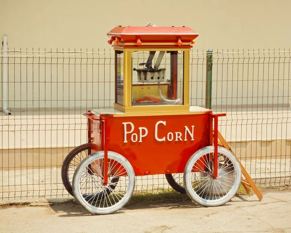 Máquina de palomitas de maíz hecha en estilo vintage, con signo Pop Corn —  Fotos de Stock