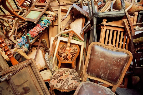प्राचीन बाजाराच्या कचरा वेअरहाऊसमध्ये व्हिंटेज लाकडी फर्निचर . — स्टॉक फोटो, इमेज