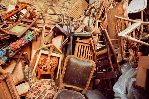 Toko terbengkalai dengan kursi kayu tua, satu di sisi lain — Stok Foto