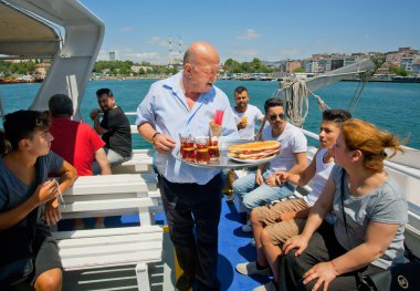 Soğuk içecekler ve çay hizmet feribot restorandan üst düzey garson 