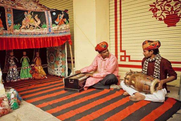 Musiciens indiens jouant des chansons traditionnelles sur la performance de marionnettes avec des jouets — Photo