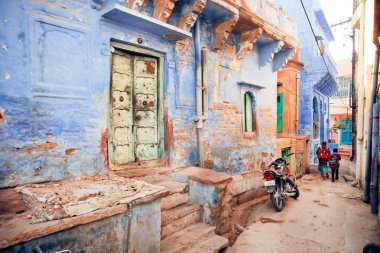 Mavi evleri ve tarihi şehir Hindistan acele okul çocukları ile Hint sokak dar