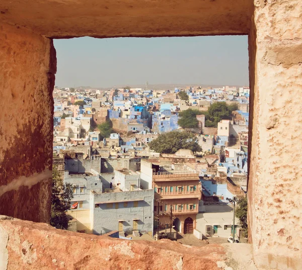 Vista finestra con colorate costruzioni in cemento della città in India — Foto Stock