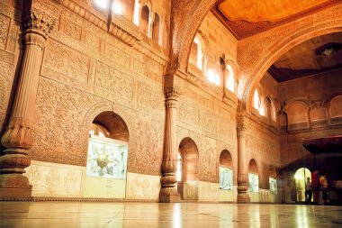 16. yüzyıl Junagarh Fort, Hindistan'ın büyük salonunda oymalar ile uzun boylu duvar