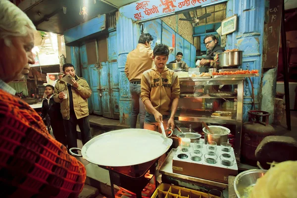 Loja de fast-food com cozinheiro preparando sobremesa de leite doce — Fotografia de Stock