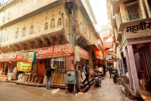 Magasins privés avec de la nourriture et des épices dans la rue étroite de la ville indienne historique — Photo