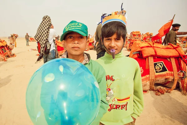 Niños felices divirtiéndose en el carnaval del desierto durante el Festival del Desierto en la India — Foto de Stock