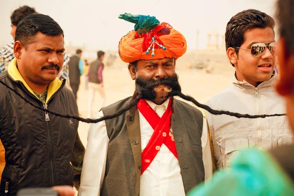 Homem sênior em vestido tradicional Rajasthan mostrar os grandes bigodes durante o Festival do Deserto na Índia — Fotografia de Stock