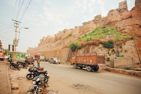 Truck driving on dirt road near historical Jaisalmer fort built in 1156 AD — ストック写真