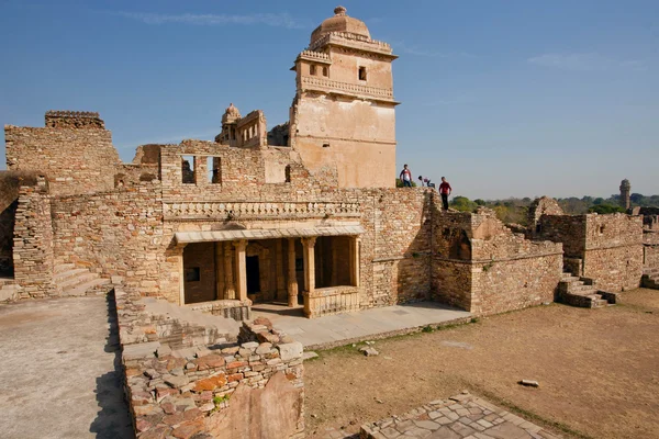 Touristes observant des tours dans le labyrinthe du plus grand fort du Rajasthan, patrimoine mondial de l'UNESCO — Photo