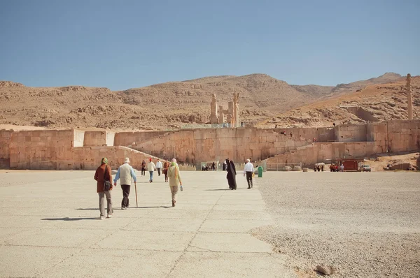 Tourists walking to the great ruined Persepolis city in mountains. UNESCO World Heritage Site — Stock Photo, Image