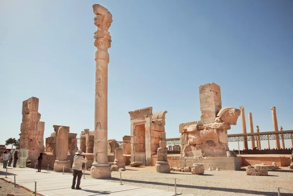 Persepolis és turisták így az ősi város photopictures lenyűgöző romjai — Stock Fotó