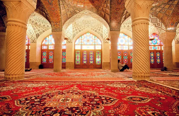 Impresionante interior de la mezquita de Nasir ol Molk y personas descansando dentro — Foto de Stock
