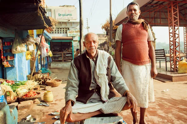 Two friendly senior meet on indian street and make pose — Stock Photo, Image