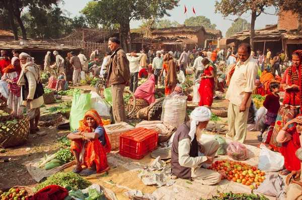 Mercato delle verdure nel villaggio indiano con folla di clienti che comprano frutta fresca, pomodori e verdure — Foto Stock