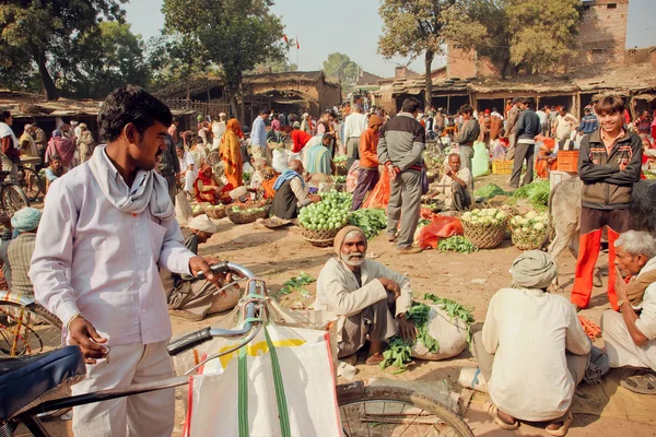 Сельский рынок в Индии полон сельских жителей, покупающих овощи и зелень — стоковое фото
