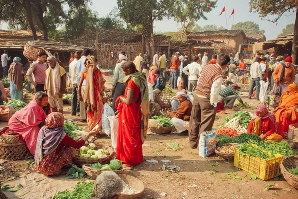 Mujeres y aldeanos comprando verduras para las familias en el mercado de aldea barato — Foto de Stock