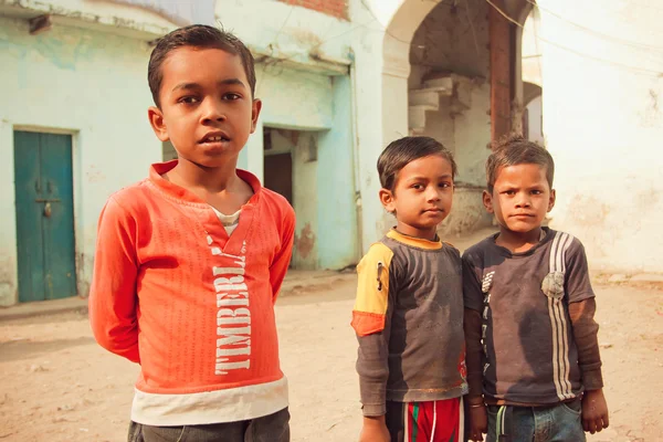 Niños pobres no identificados divirtiéndose en la calle rural de la ciudad india — Foto de Stock