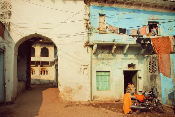 Motobike se encuentra en el antiguo patio de la antigua casa india —  Fotos de Stock