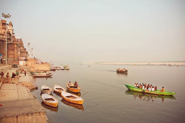 River dock area with riverboats at evening on sacred river Ganges — ストック写真