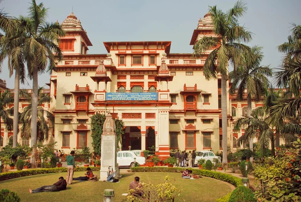 Students relaxing near the building of Bannares Hindu University with green area — ストック写真