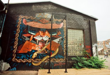 Terk edilmiş evde grafiti ile sokak üzerinde bilinmeyen sanatçı tarafından kentsel sanat 