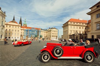 Antika otomobil sürücüsü Kraliyet sarayları 9. yüzyıl Prag kalesinin çevresinde. UNESCO Dünya Mirası kayıt