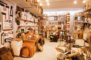 Ressamlar raflar dolusu kitap, ile space Sanat fırçalar ve Galerie içinde boyalar 