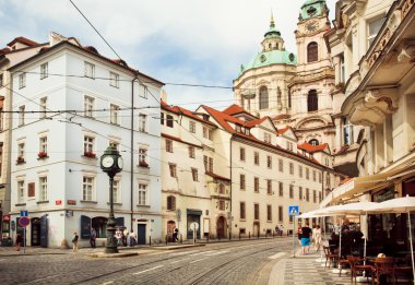 Praha tarihsel cityscape eski evleri ve mağazaları ile