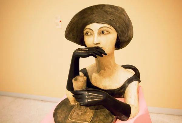 Mulher atenciosa bebendo vinho Escultura do famoso artista Otto Gutfreund — Fotografia de Stock
