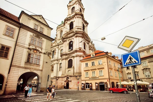 Menschen überqueren die Kopfsteinpflasterstraße im alten Prag. UNESCO-Welterbe — Stockfoto