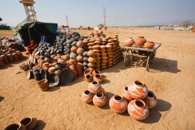 Kırsal işçi kil tencere Satılık Hint bir köyde yapma