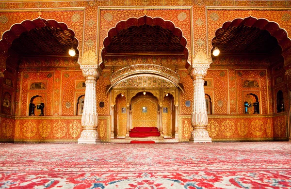 Golden restroom of maharajah in the palace of 16th century Fort in Rajasthan — Stock Photo, Image