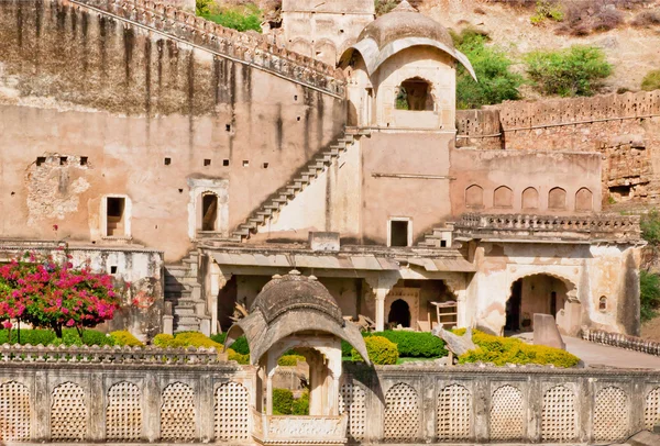 Kamienne ściany i królewski ogród XVII wieku pałac Bundi w Indiach — Zdjęcie stockowe