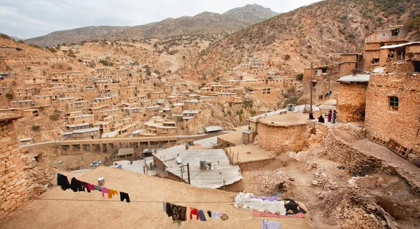 Paysage rural dans la belle région de montagne et les gens du village à l'extérieur, Iran — Photo