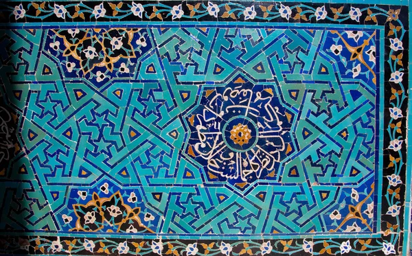 Mur carrelé avec des motifs du Moyen-Orient dans la mosquée historique — Photo