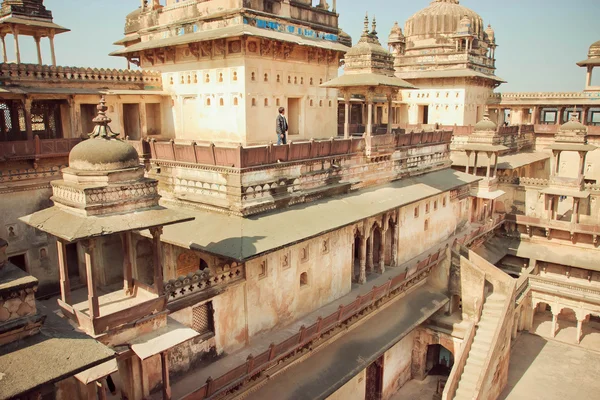 Tourist watching beautiful walls of 17th century fortress Jahangir Mahal — Stockfoto