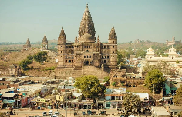 Ocupadas calles de la ciudad y alto templo hindú Chaturbhuj en el estado de Madhya Pradesh — Foto de Stock